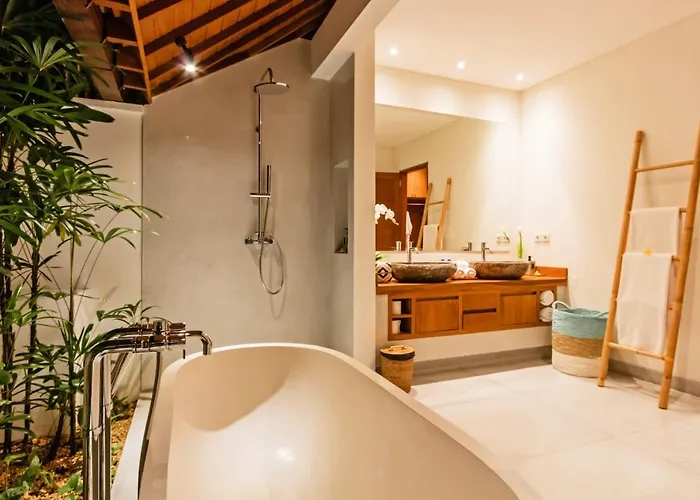 Heritage Villa, Ultimate 6 Bed, 20 Meter Pool 700 Metre From