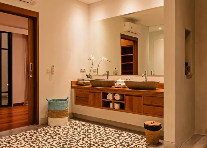 Heritage Villa, Ultimate 6 Bed, 20 Meter Pool 700 Metre From Villa *