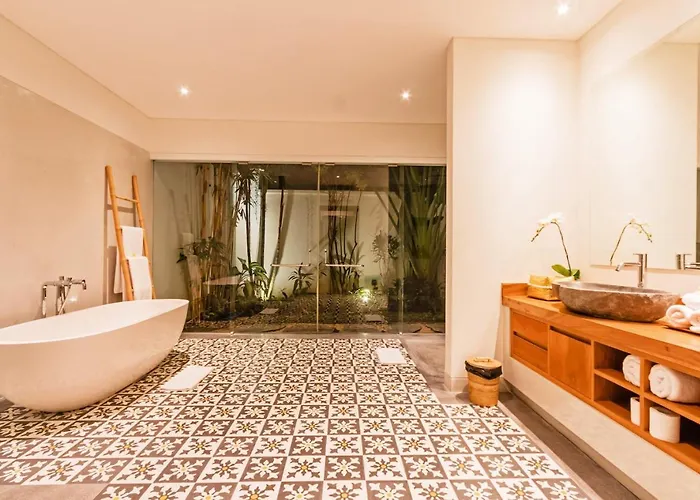 Villa Heritage Villa, Ultimate 6 Bed, 20 Meter Pool 700 Metre From Canggu