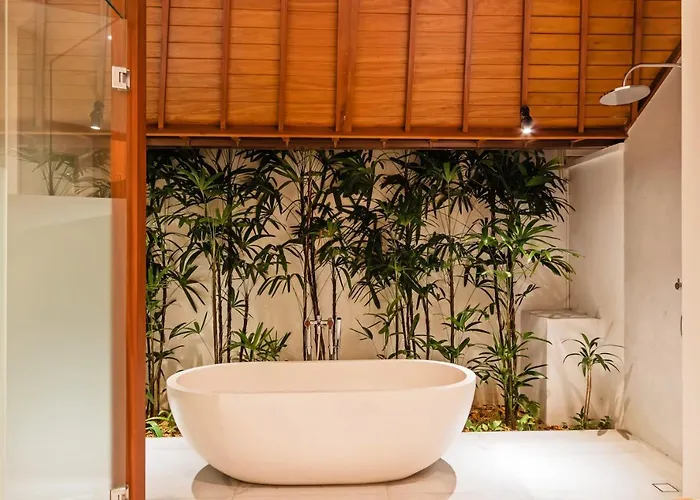 Villa Heritage Villa, Ultimate 6 Bed, 20 Meter Pool 700 Metre From Canggu