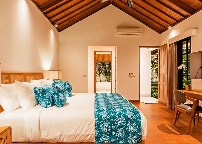 Heritage Villa, Ultimate 6 Bed, 20 Meter Pool 700 Metre From * Canggu