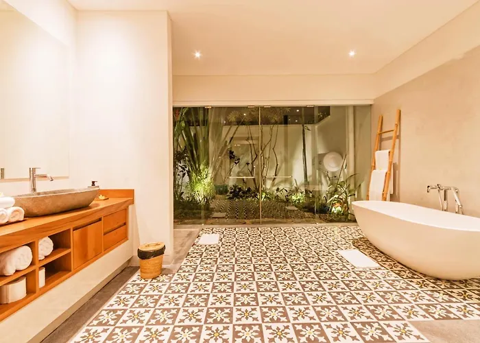 Heritage Villa, Ultimate 6 Bed, 20 Meter Pool 700 Metre From Villa Canggu