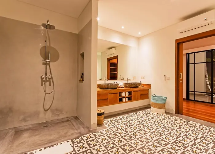 Villa Heritage Villa, Ultimate 6 Bed, 20 Meter Pool 700 Metre From