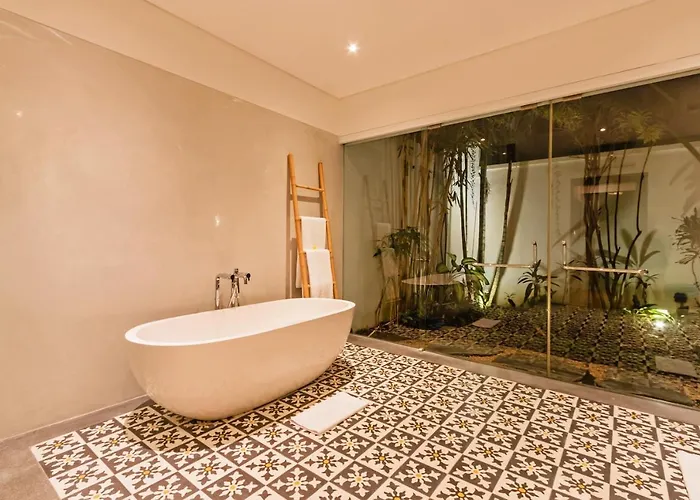 Heritage Villa, Ultimate 6 Bed, 20 Meter Pool 700 Metre From
